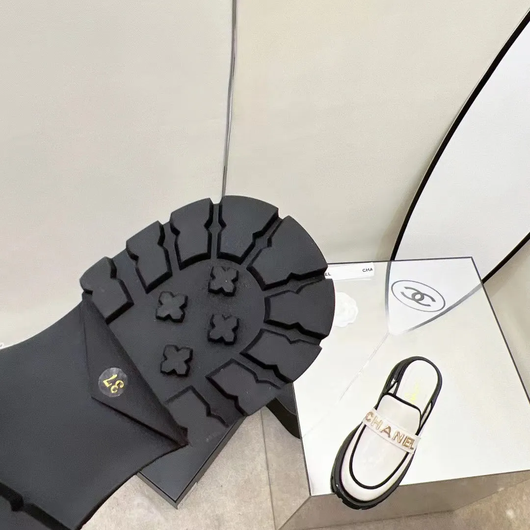 SE976 Chanel loafers / Size5-9